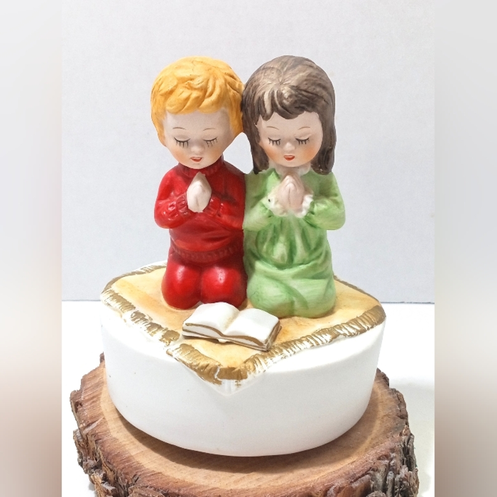 Vintage Praying Children Music Box Wind Up Figurine Porcelain JESUS LOVES ME